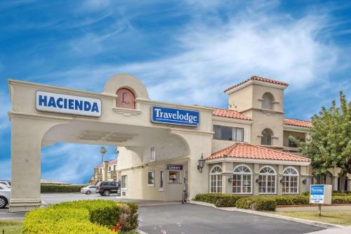 Downtown Hotel | Travelodge by Wyndham Costa Mesa Newport Beach Hacienda
