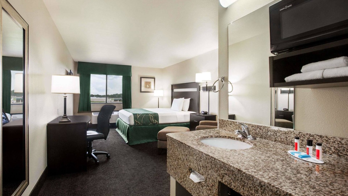 Blanks Hotel | Travelodge by Wyndham Livonia
