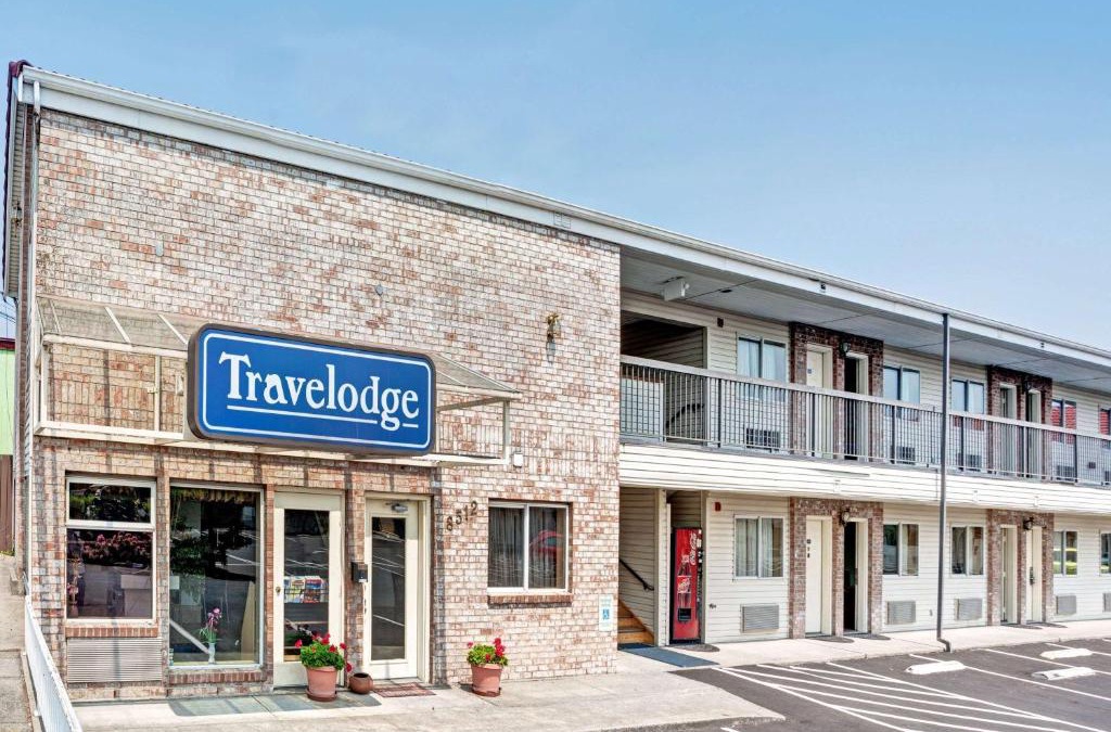 Licton Springs Hotel | Travelodge by Wyndham Seattle North of Downtown