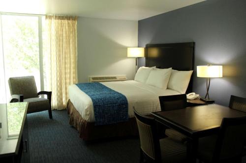 Racine Hotel | Travelodge by Wyndham Water's Edge Hotel - Racine