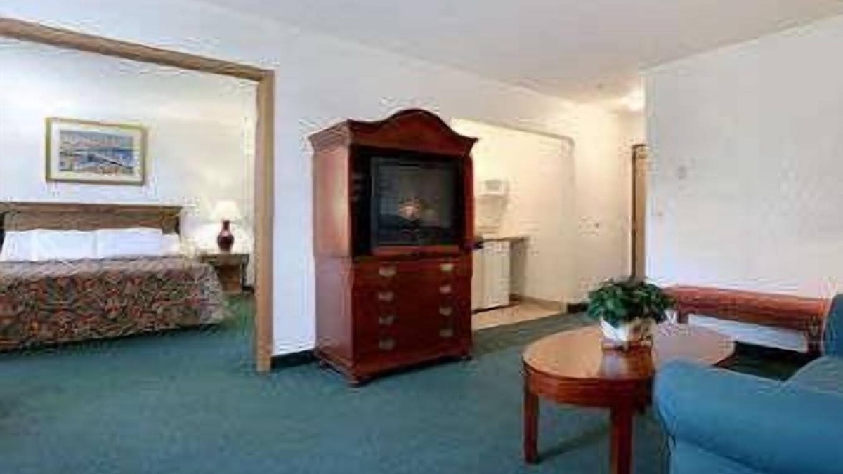 Waukegan Hotel | Travelodge by Wyndham Waukegan Gurnee