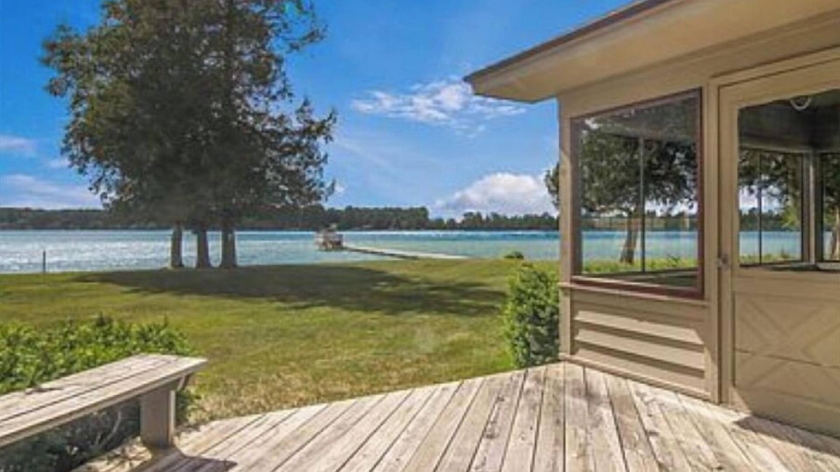 Grawn House | Traverse City Interlochen Beautiful Duck Lake Frontage Home