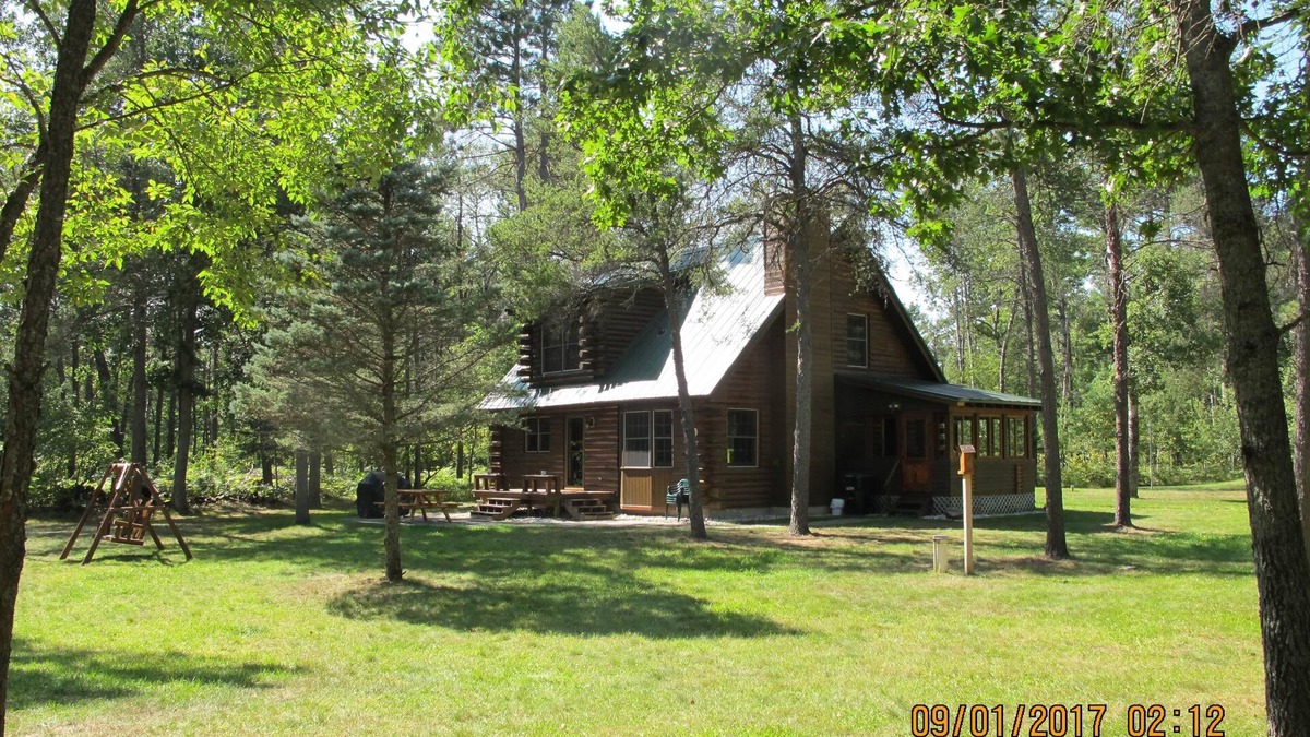 Mayfield Cabin | Traverse City Log Cabin Boardman River - YOUR OUTDOOR OASIS!nSTR LICENSE: 002880