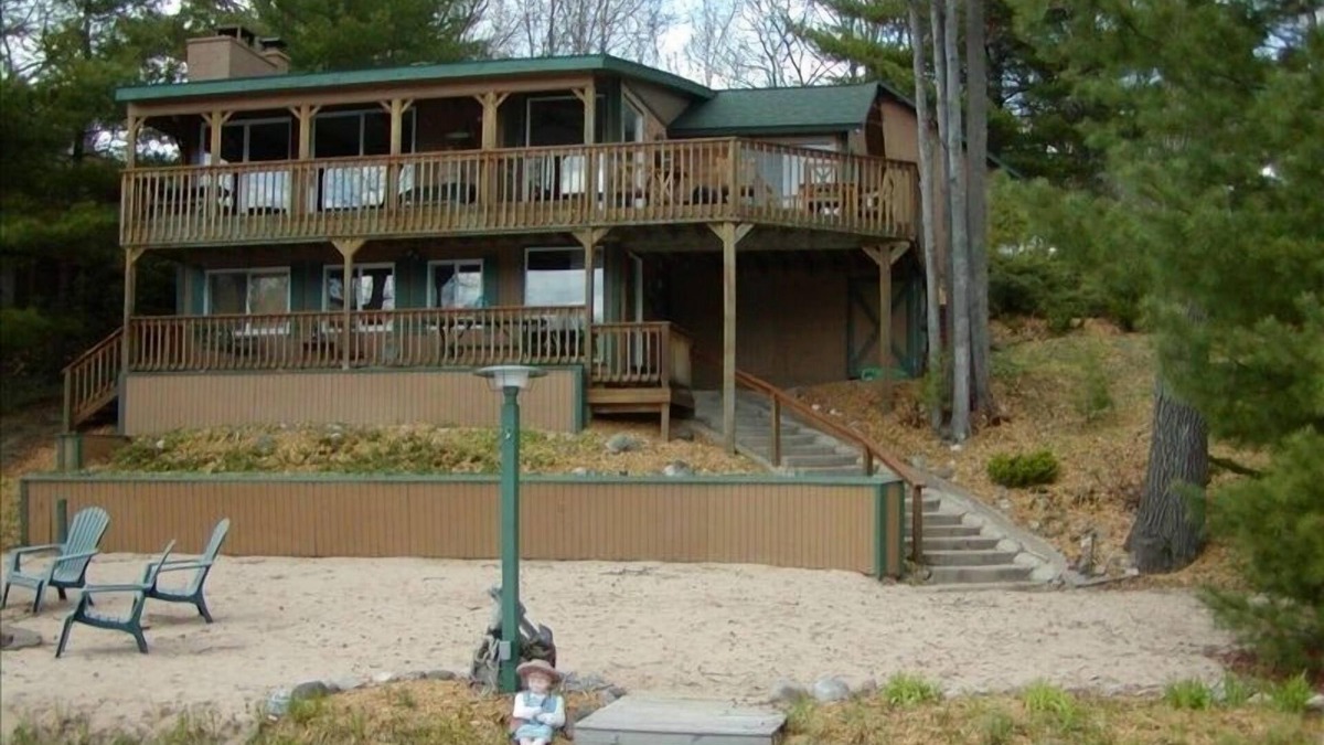 Mayfield House | Traverse City Spider Lake front Home STR-008280 East Bay Township