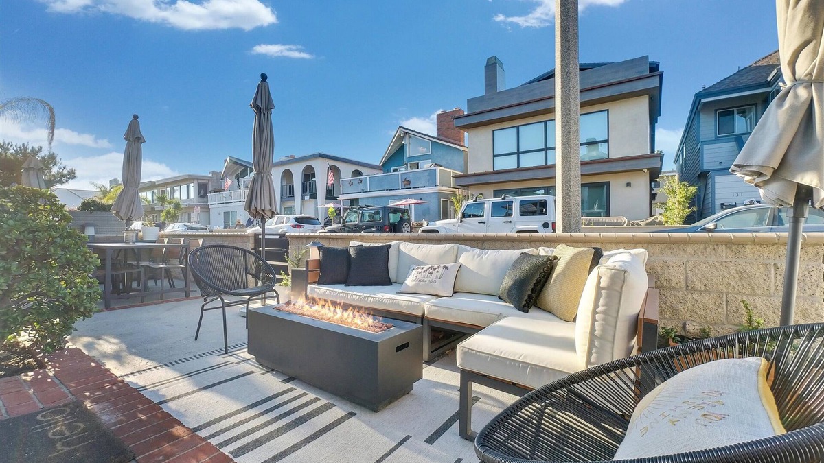West Newport Condo | Treasured Bliss * AC * Clean * Steps to Sand * Exclusive Patio