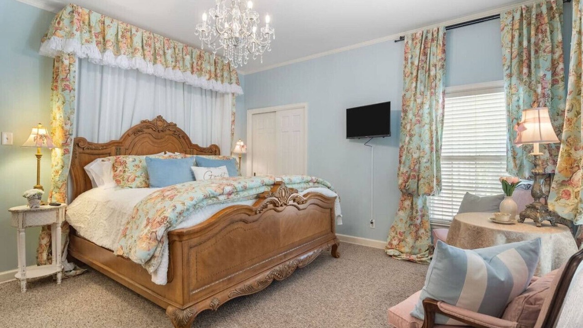 Fort Smith House | Treasured Mist suite with king size bed, smart tv/wifi, game room, and much more