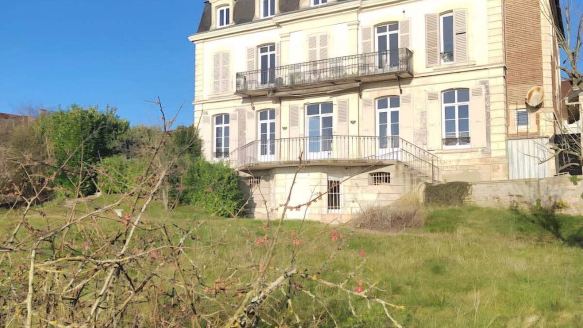 Saint-Florentin Apartment | Treat yourself to a timeless moment of heritage, art and gentle living!