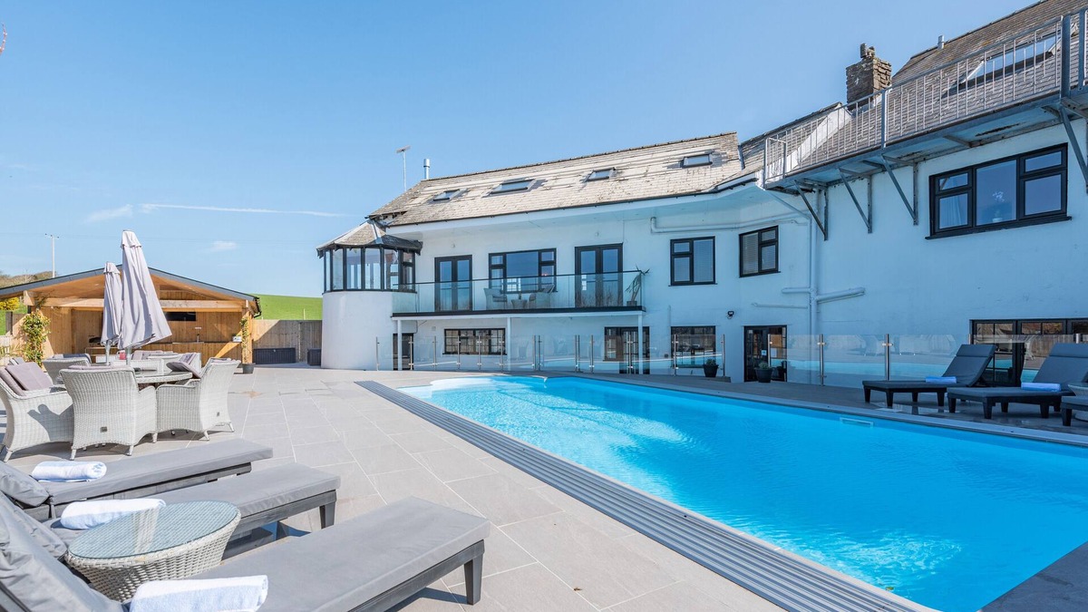 Pembroke House | Trebrowen - Angle - Ten Bedroom House, Sleeps 22