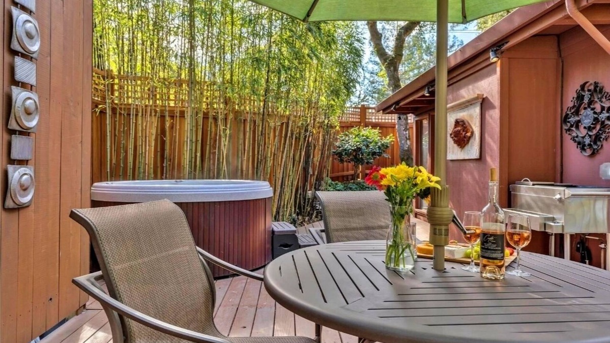 Guerneville House | Tree Fort:FUN Treetop Cabin Perfection!Outdoor TV! EV Charger! HtTb,Decks,Pup