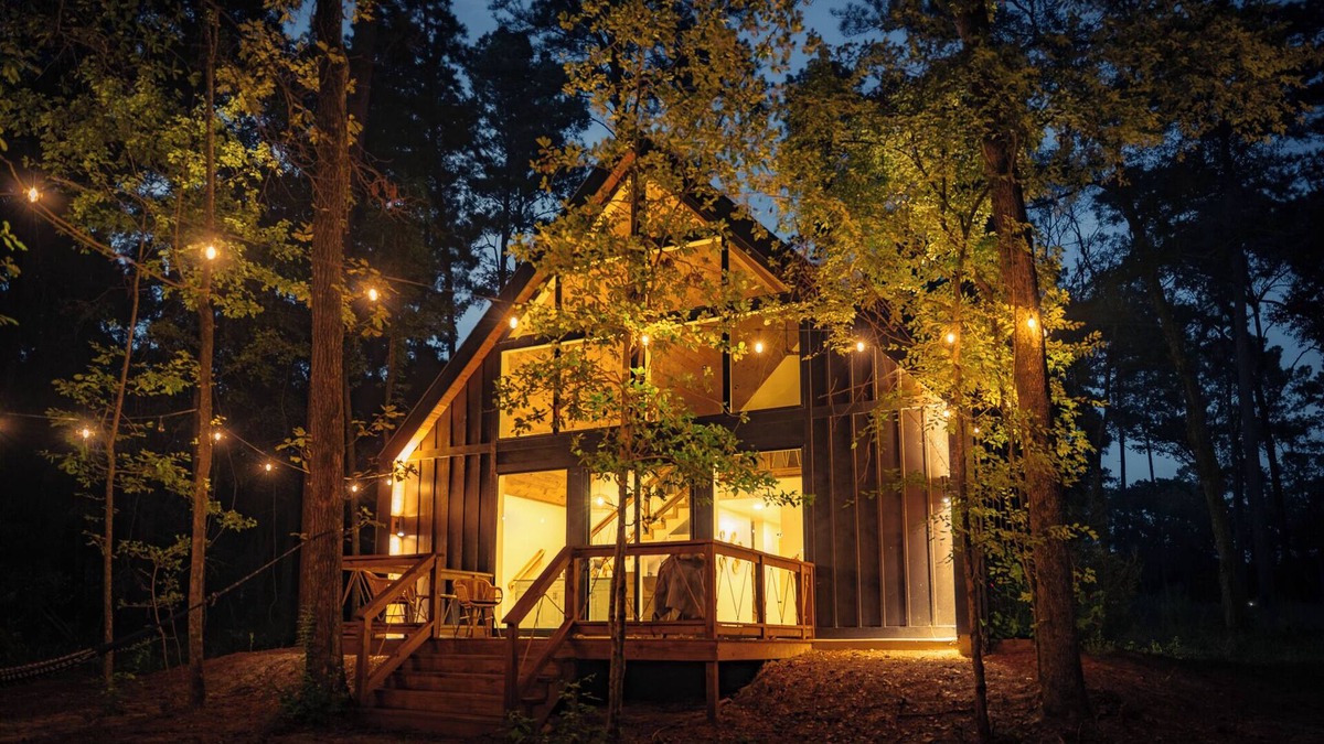 Conroe Cabin | Tree Frog, Charming Two-Bedroom Lakefront Cabin with Firepit (Tree Frog)