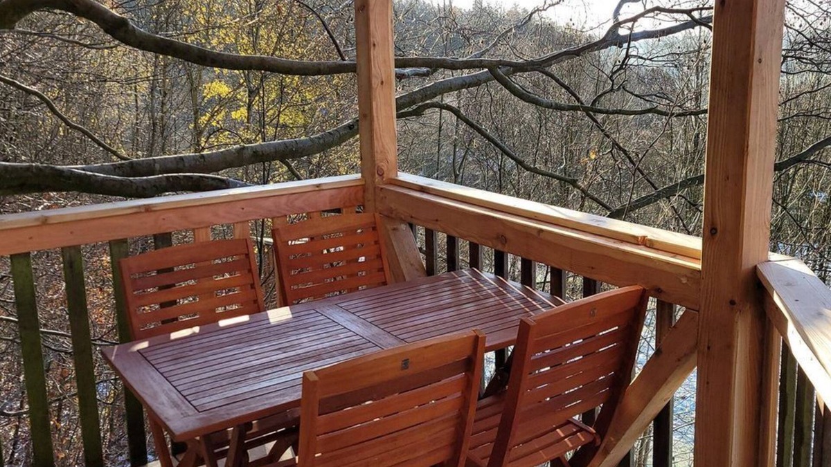 Uslar Apartment | Tree house Sollingblick, living/bedroom - Baumhaushotel Solling
