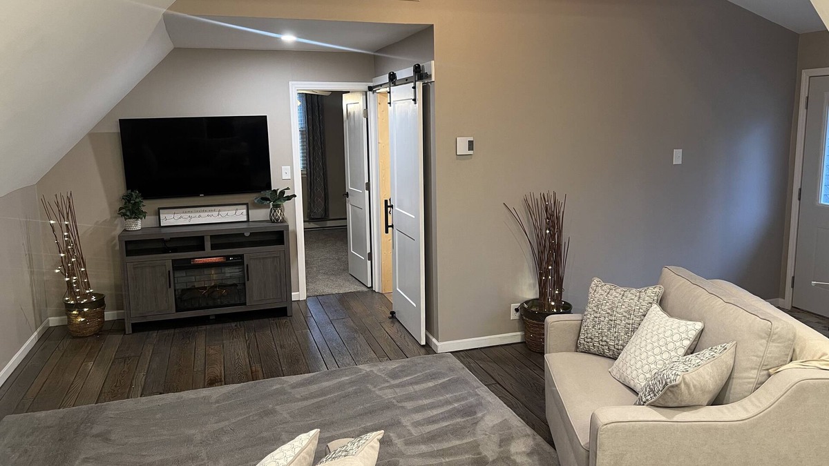 Parkdale Apartment | Tree house without the tree.