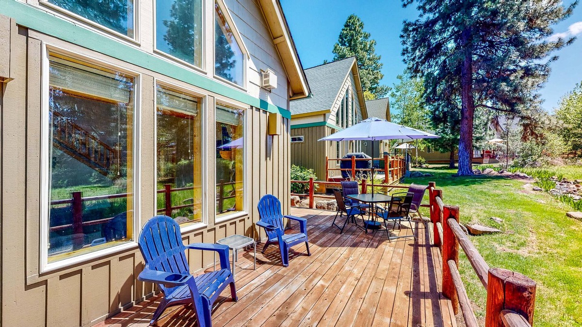 Klamath Falls House | Tree-Lined Cabin - Large Deck & Pool Access