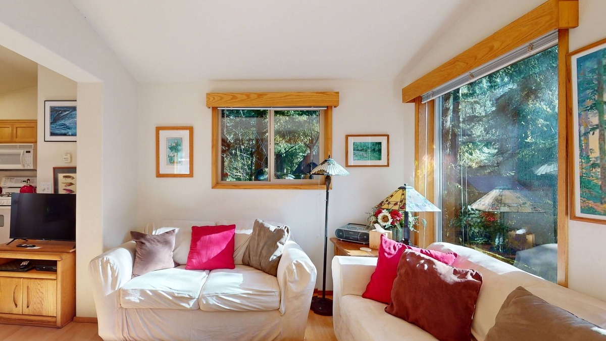 Brookings Cabin | Tree-lined cabin with studio & gorgeous decks, just up from Whaleshead Beach