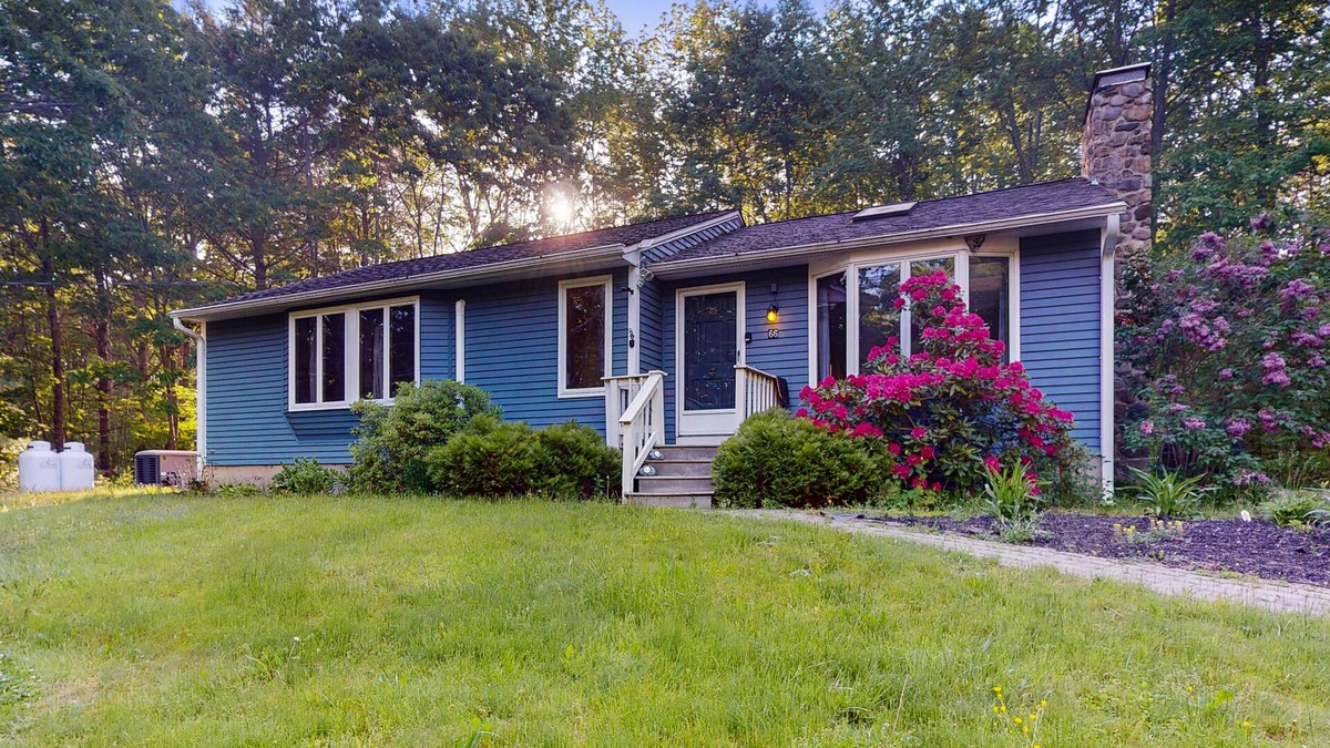 Damariscotta House | Tree-lined home with screened porch & perfect Midcoast location