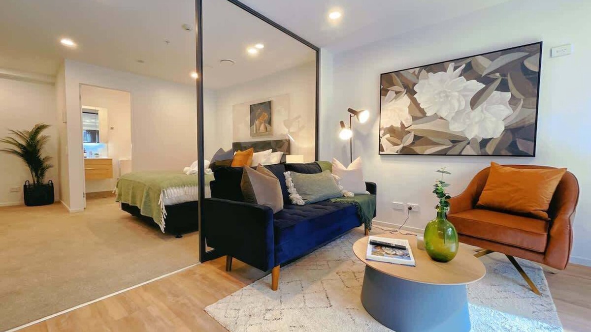 Newton Apartment | Tree-Lined Parkside Holiday Studio with Pool & Gym