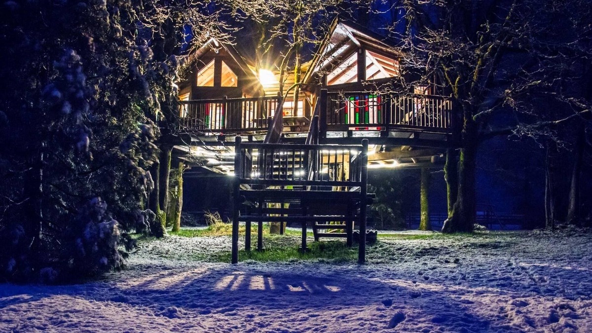 Cave Junction Resort | Tree Room Schoolhouse Suite!