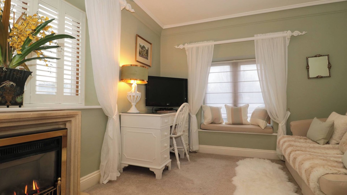 Broadway Cottage | TREE TOPS, pet friendly, character holiday cottage in Broadway
