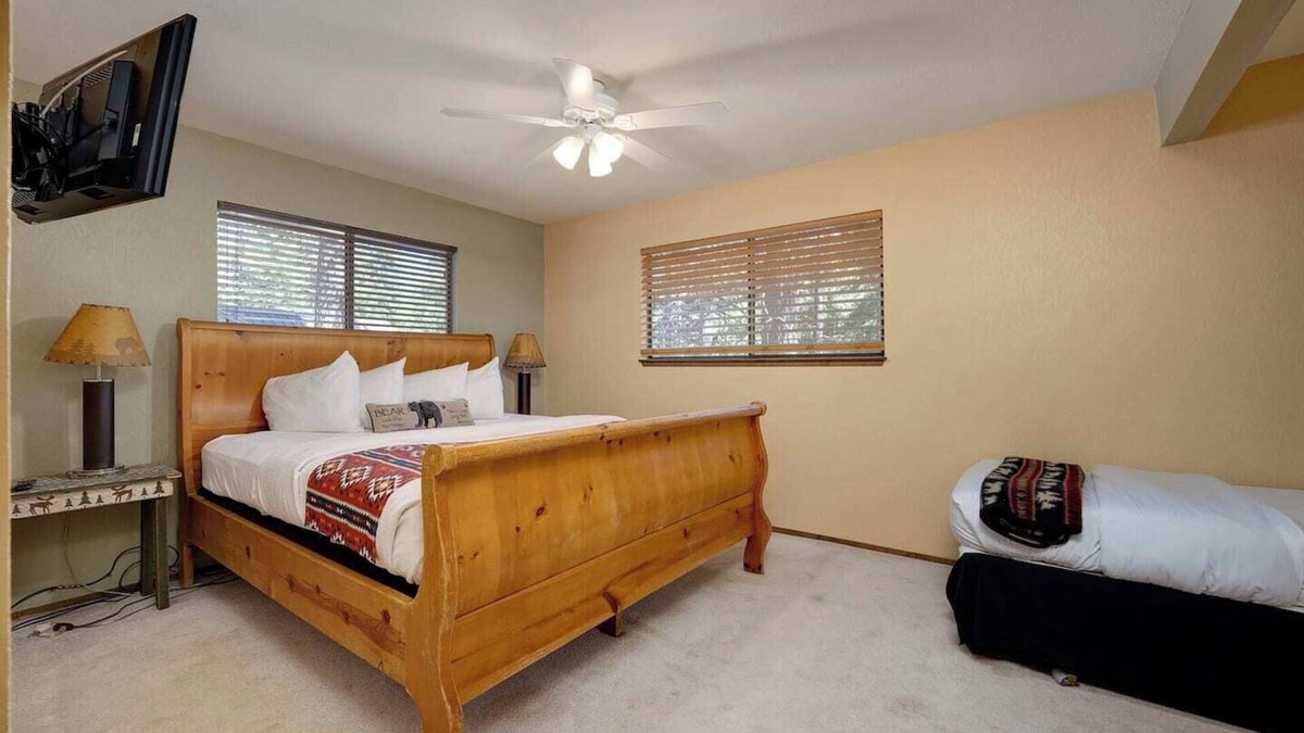 Kingswood Estates House | Treehaus | Hot Tub & Pool Table Near Beach, Hiking & Biking!
