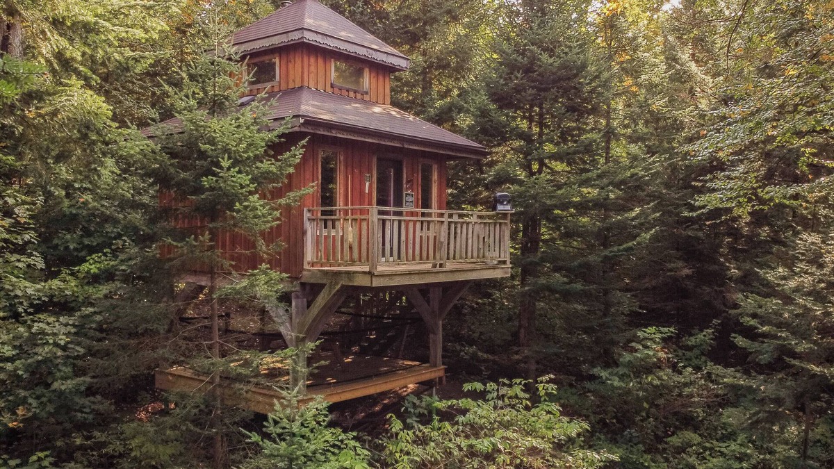 Saint-Faustin-Lac-Carre House | Treehouse #03 (Lakefront)