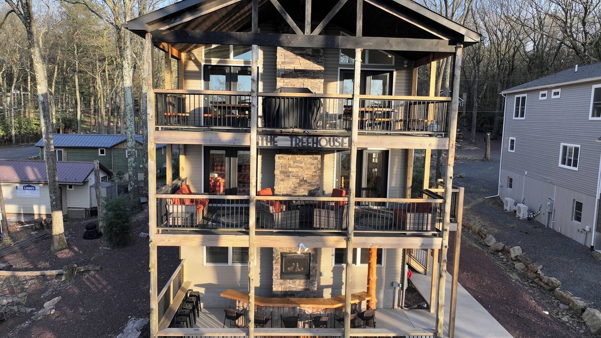 Lake Harmony Estates House | "Treehouse"Amazing Lake View,9 Bed5.5 Bath,Hot Tub,Sauna,Poker & Pool Table,Fire Pit,Ping Pong
