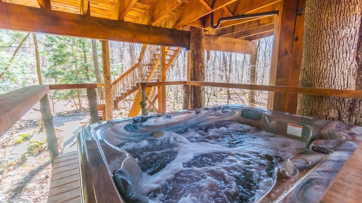 Farmington Cabin | Treehouse at Fernstone | 1BR,1BA, Hot Tub, Secluded