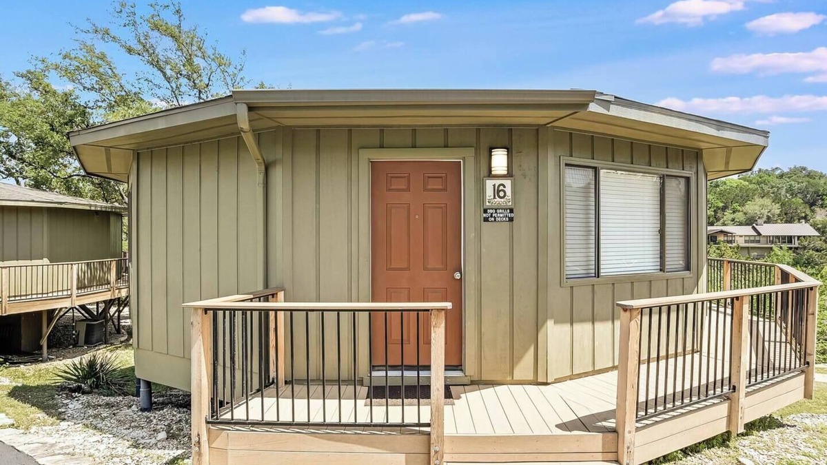 Lakeway House | Treehouse Bungalow with Community Pool/Hot Tub 16