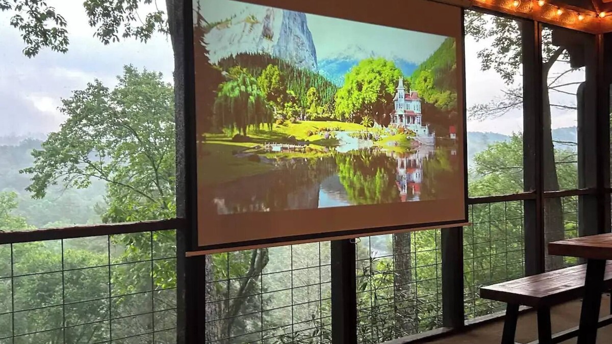 Raccoon Ridge Cabin | Treehouse Cabin w Mountain & River Views +Arcades +Hot Tub