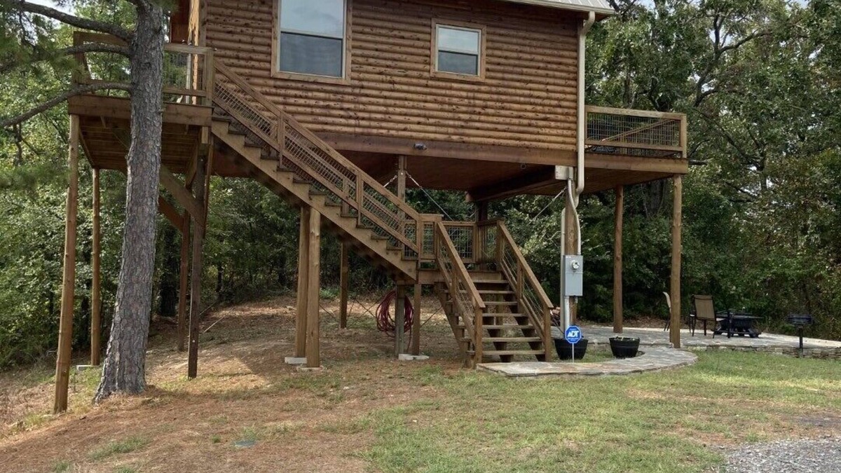 Paris Cabin | Treehouse/cabin with an amazing view of Mount Magazine