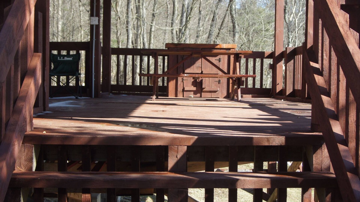 Stump Creek RV Rental | Treehouse-Camping Cabin - Pet friendly - No Smoking on property