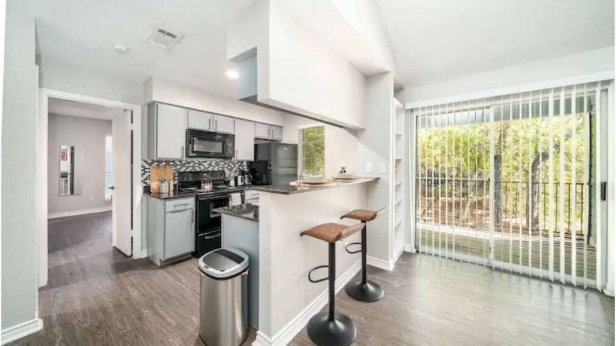 Parker Lane Apartment | Treehouse Canopy ~ South Austin ~ Work-Pro Friendly