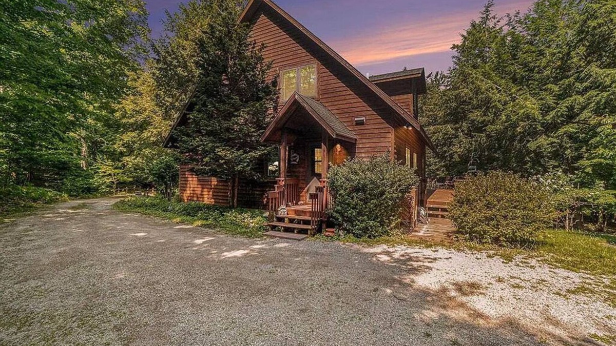 Frankfort House | Treehouse feel, sleeps 10! Near Crystal Lake’s South Shore public beach and CSA.