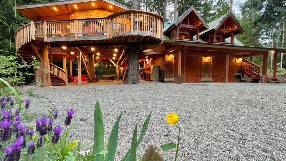 Regional District of Nanaimo Cabin | Treehouse for 10 with Expansive Outdoor Living Space