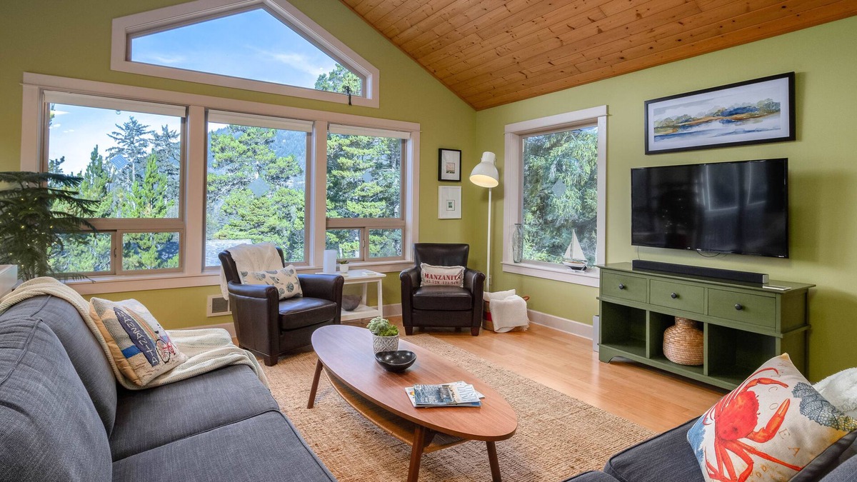 Neahkahnie Beach Cabin | Treehouse Hideaway by Avantstay Mountain View Beach House Walk to Manzanita Beach