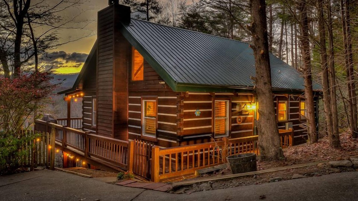 Blue Ridge Cabin | Treehouse Hideaway - Pet Friendly | Hot Tub | Game Room