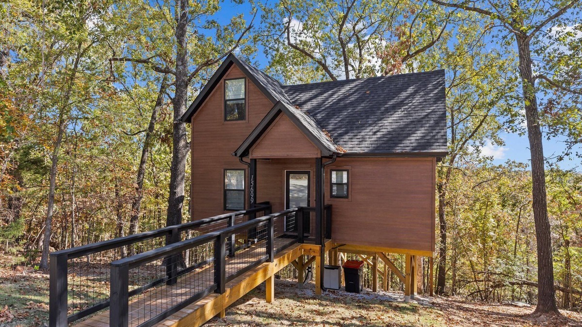 Beaver Shores Cabin | TreeHouse, Hot Tub, Wooded Views, Near Lake