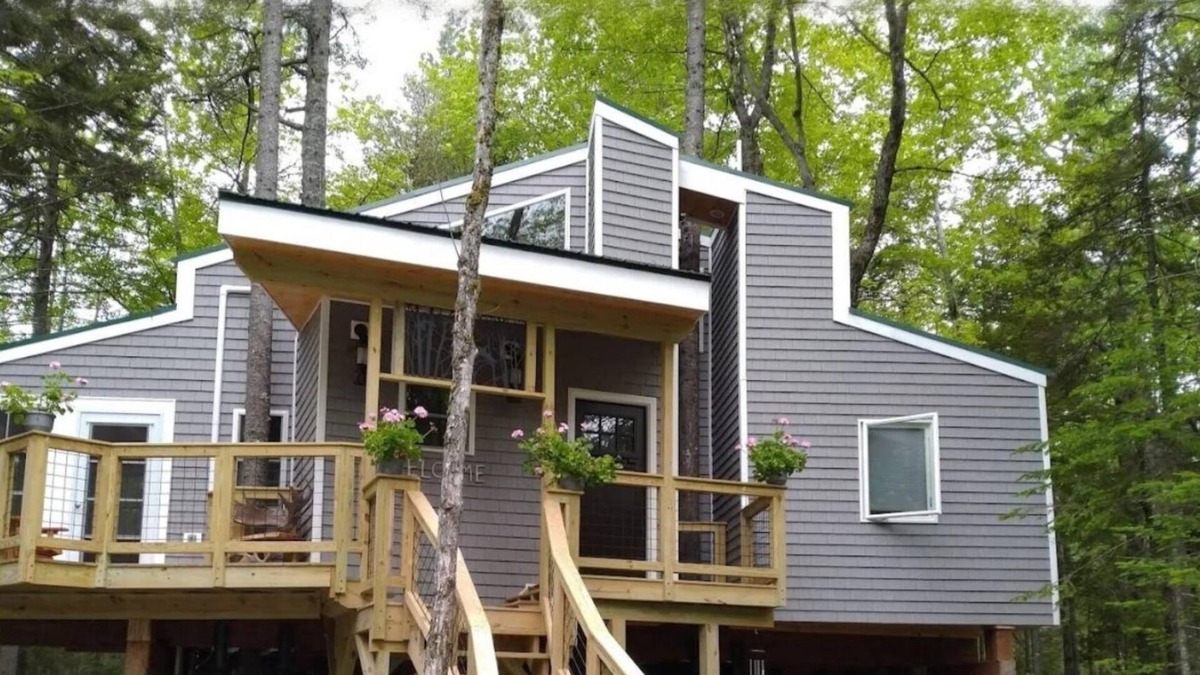 Hancock Cabin | Treehouse near Bar Harbor. Luxurious and private!