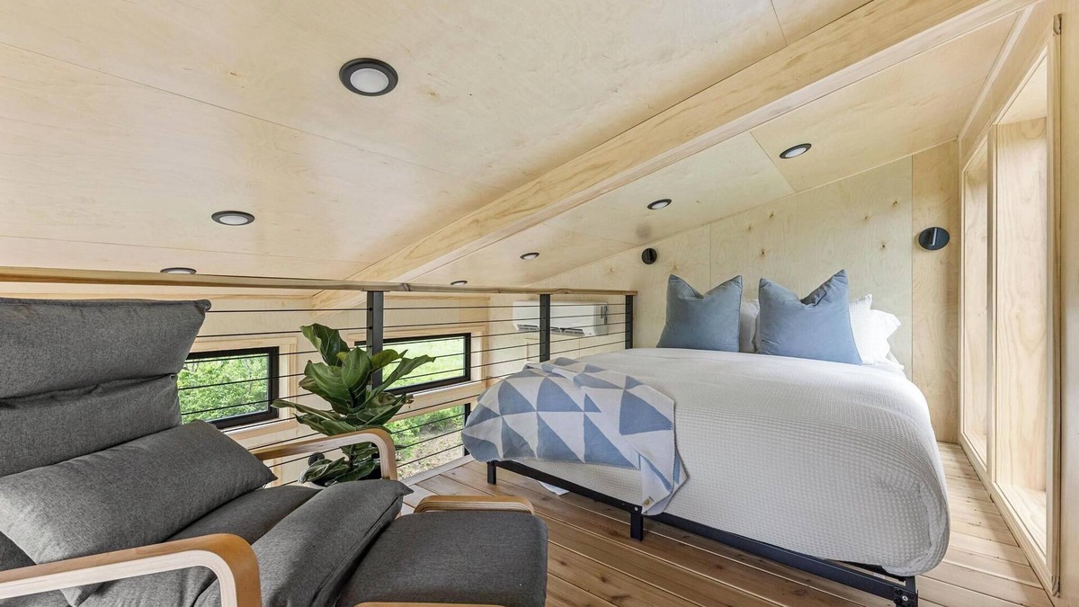 Oakdale Apartment | Treehouse on a large lavender farm + all amenities!