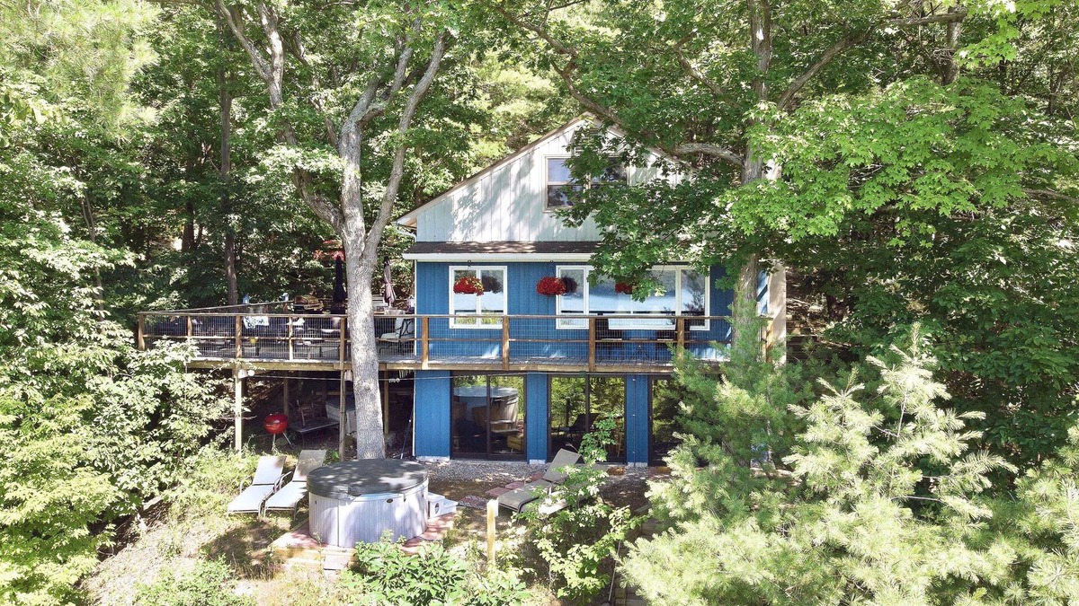 Rushville Cottage | Treehouse on Canandaigua Lake-5+ bdrm, Hot Tub!