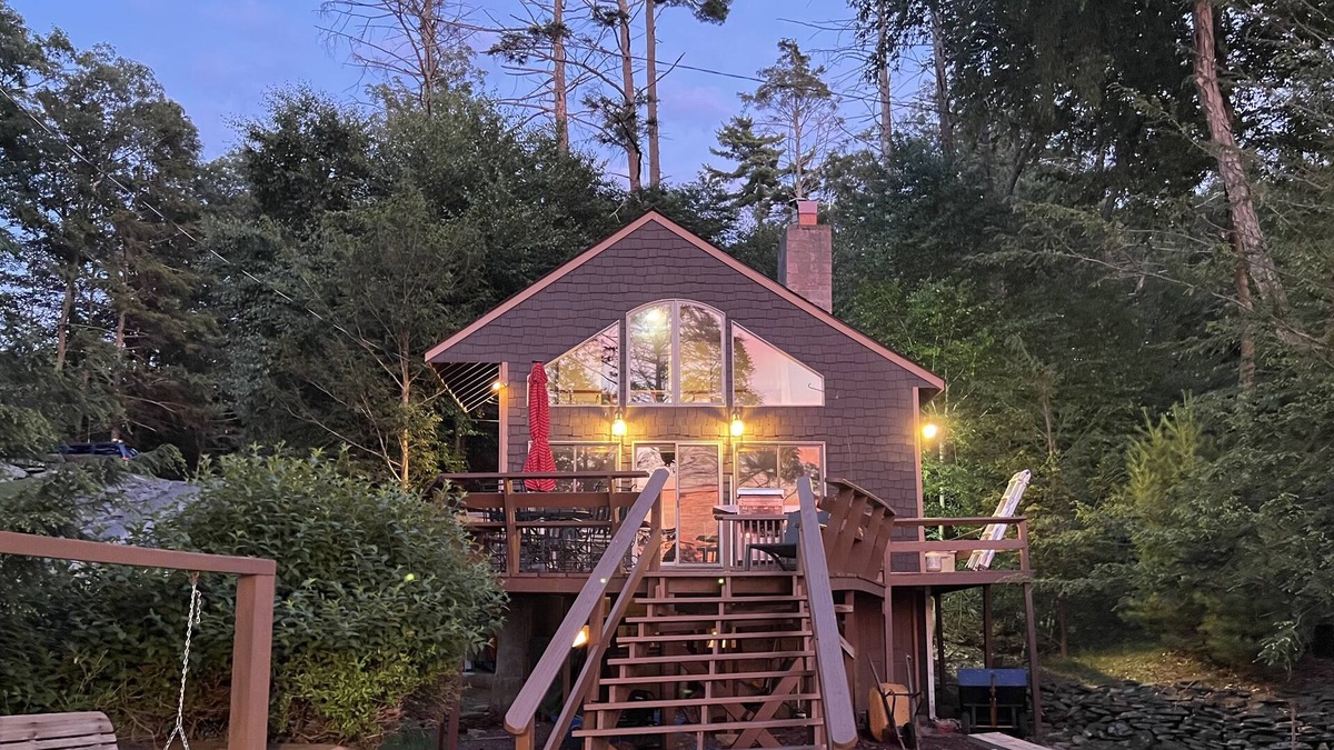 Tafton Cottage | Treehouse on Lake Wallenpaupack - Lakefront & Dock
