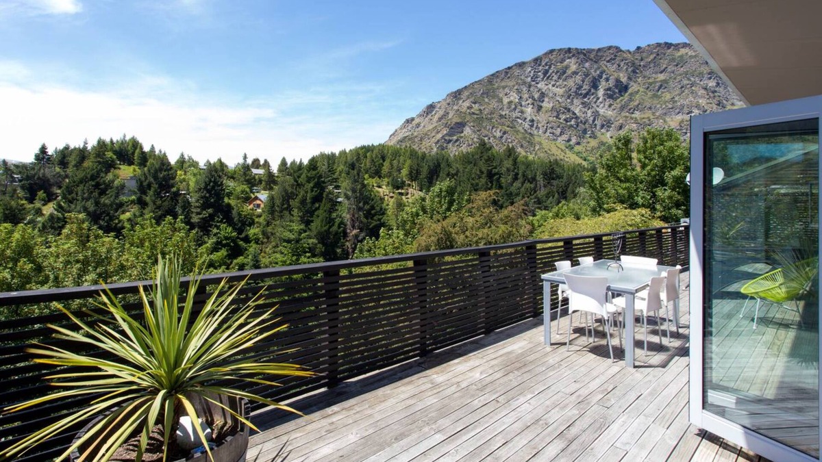 Arthur's Point House | Treehouse Spa Escape