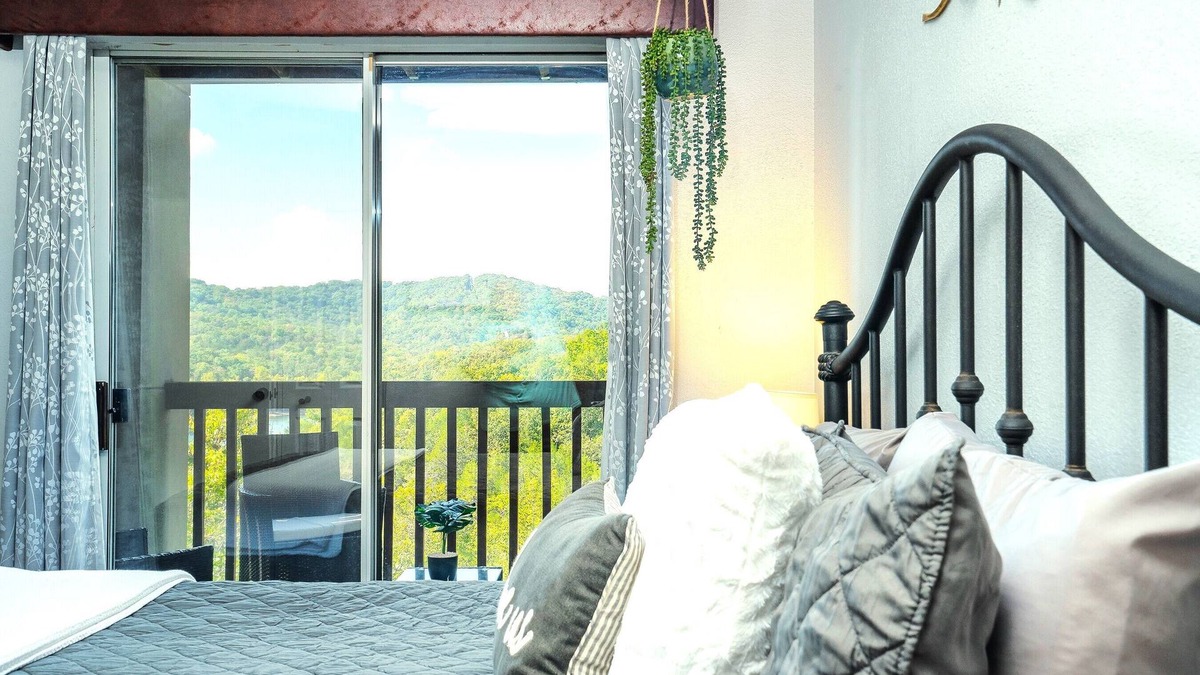 Indian Point Condo | Treehouse Vibes | No Stairs | 2BR w/Deck + Lake
