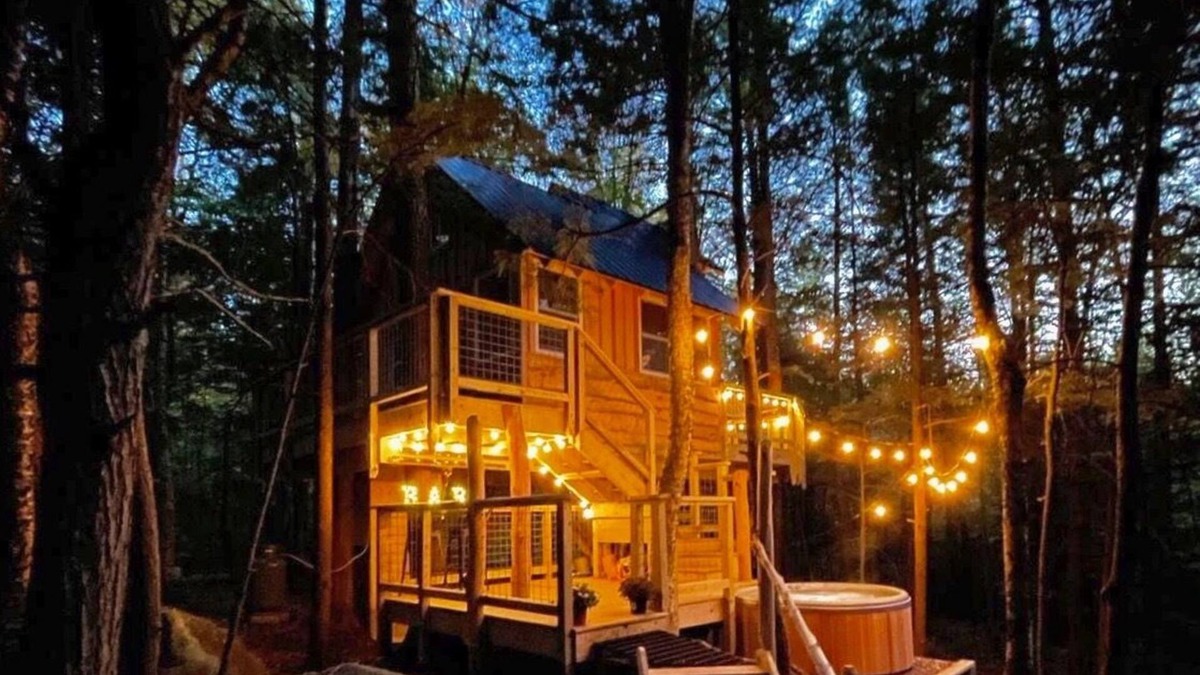 Bryant Pond Cabin | Treehouse With Hot Tub Close to Sunday River!