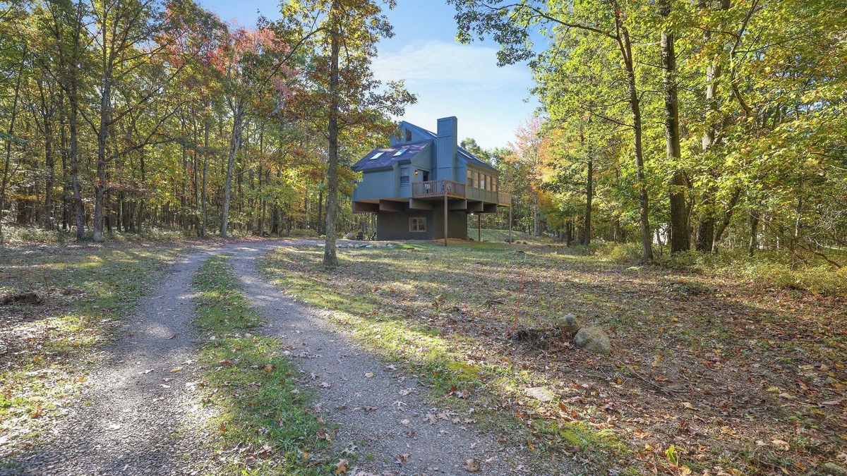 Jim Thorpe Cabin | Treeloft Retreat – 3Bed 4Bath near Jim Thorpe, Ski Resorts, Tank Hollow & More!