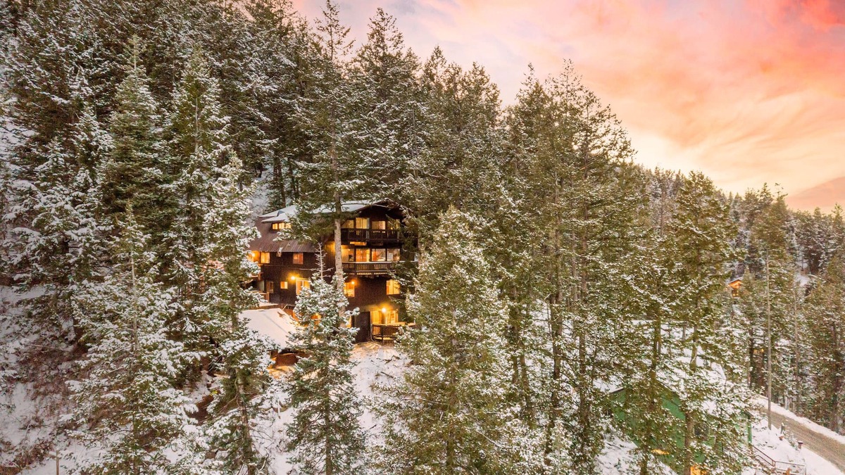 Summit Park Cabin | Treetop by AvantStay | Rustic Secluded Cabin w Views in Summit Park
