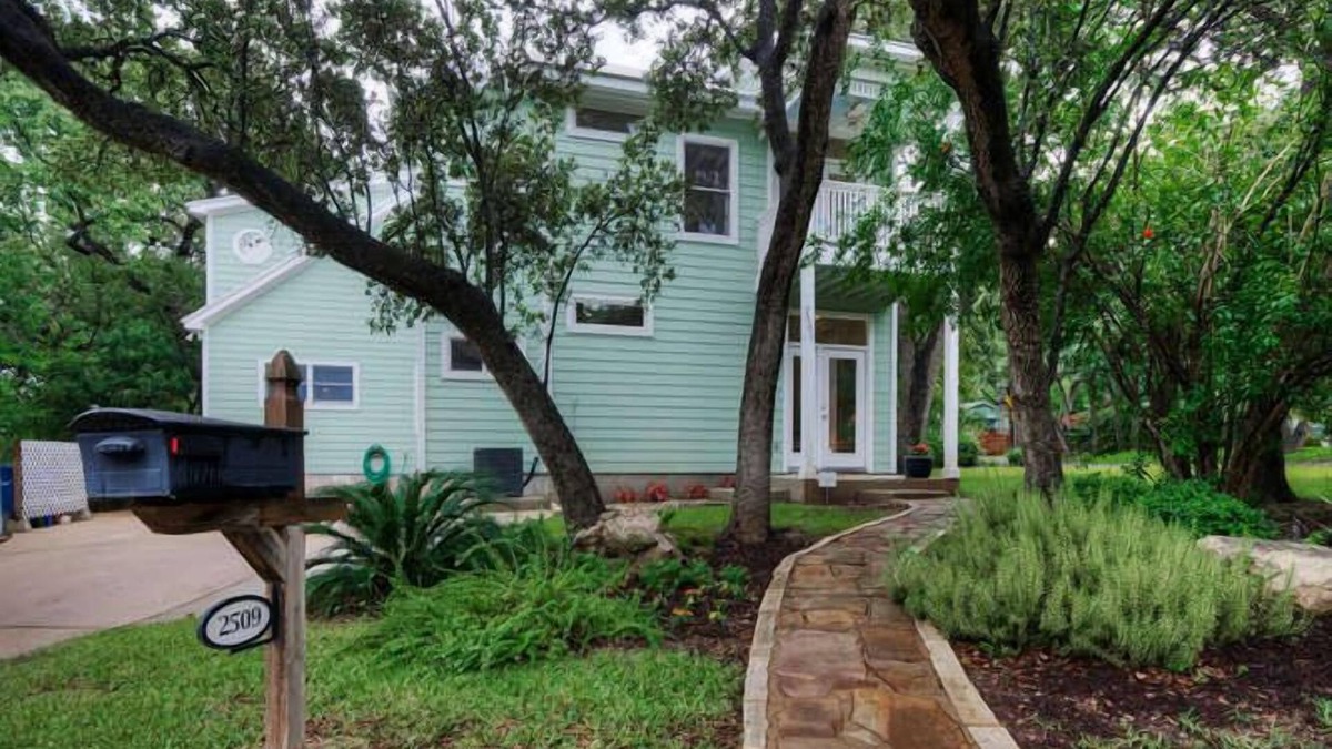 Galindo House | Treetop Guesthouse - Monthly Rental - South Central