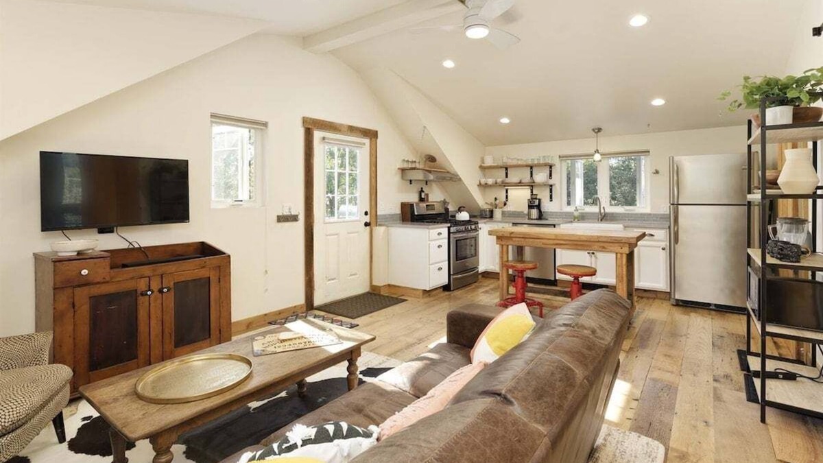 Carbondale Apartment | Treetop Haven | D/T Carbondale, Deck, Views
