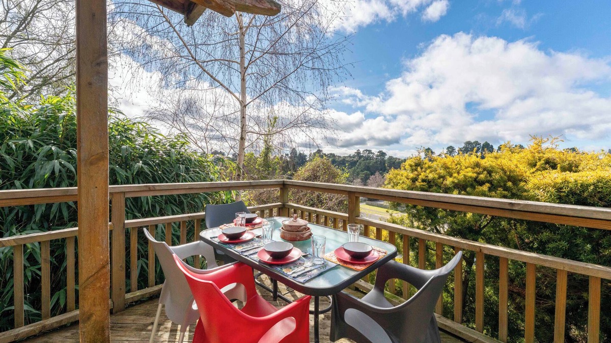 Taupo Cottage | Treetop Hideaway - Taupo Holiday Home