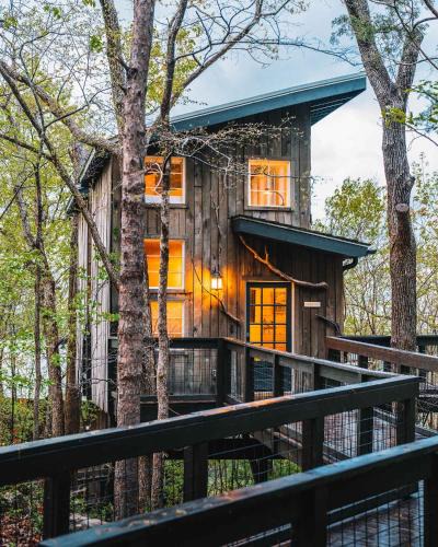 Chattanooga Ski Chalet | Treetop Hideaways: Dogwood Treehouse in Chattanooga