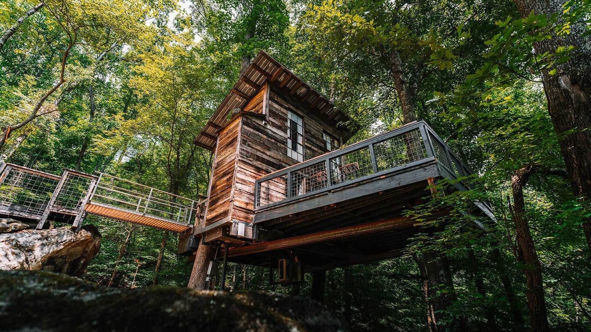 Flintstone House | Treetop Hideaways: Luna Loft Treehouse